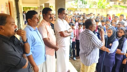 'കുട്ടികളേ പിണങ്ങരുത്, ഇണങ്ങാൻ പിന്നെ സമയം കിട്ടിയെന്ന് വരില്ല'; കണ്ണുനിറഞ്ഞ് വെള്ളാര്മലയുടെ ഉണ്ണികൃഷ്ണൻ മാഷ്