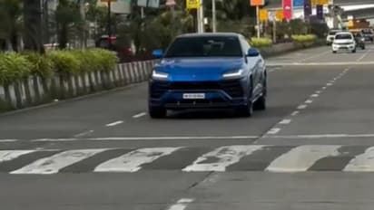 മുംബൈ നഗരത്തിലൂടെ സ്‌പെഷ്യല്‍ നമ്പറുള്ള ലംബോര്‍ഗിനി ഓടിച്ച് രോഹിത് ശര്‍മ; വീഡിയോ ഏറ്റെടുത്ത് സോഷ്യല്‍ മീഡിയ