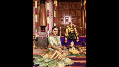 ஒவ்வொரு வருடமும் வரலட்சுமி நோம்பை தவறாமல் எடுக்கும் ப்ரீத்தா ஹரி! இந்த வருட போட்டோஸ் வைரல்!