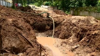 ഒന്നും നടക്കില്ലെങ്കിൽ റോഡ് പഴയതുപോലെയെങ്കിലും ആക്കണം; യാത്രക്കാരെ ദുരിതത്തിലാഴ്ത്തി റെയിൽവേ അടിപ്പാത നിർമാണം