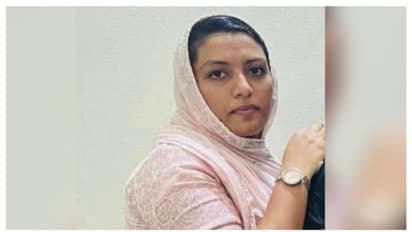 കോഴിക്കോട് കാറും സ്കൂട്ടറും കൂട്ടിയിടിച്ച് യുവതി മരിച്ചു; ഭർത്താവ് പരിക്കുകളോടെ ആശുപത്രിയിൽ 