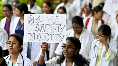 ഡോക്ടർക്ക് നീതി തേടി രാജ്യവ്യാപക പ്രതിഷേധം, തെരുവിലിറങ്ങി ആരോഗ്യപ്രവർത്തകർ, കേരളത്തിലും ഒപികൾ മുടങ്ങി