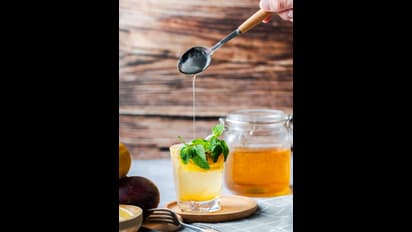 வெந்நீரில் தேன் கலந்து குடிக்கலாமா?