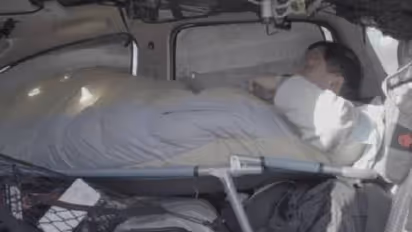 കാറ് വീടാക്കി വാടക ലാഭിച്ച് യുവാവ്, 500 കിലോമീറ്റർ ദൂരത്തുള്ള കാമുകിയെ കാണാൻ ആഴ്ചാവസാനം പോണം