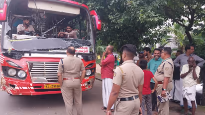 ബസിന്റെ ചില്ല് ഹെൽമെറ്റിന് എറിഞ്ഞ് തകർത്ത് ബൈക്ക് യാത്രികർ, ബസ് യാത്രക്കാർക്ക് പരിക്ക് 