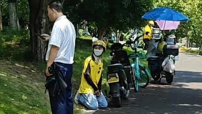 ഡെലിവറി ബോയിയെ മുട്ടുകുത്തിച്ചു മാപ്പ് പറയിച്ചു, ചൈനയിൽ വൻ പ്രതിഷേധം