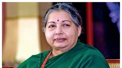 '21 കിലോ സ്വര്ണം, 1250 കിലോ വെള്ളി, വജ്രം, വാച്ച്, സാരി, ചെരിപ്പ്.. കൊണ്ടുപോകാന് ബാഗുമായി വന്നോളൂ'