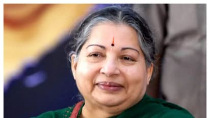 ஜெயலலிதாவின் 27 கிலோ தங்க நகைகள் நிலப் பத்திரங்கள் ஒப்படைக்க நீதிமன்றம் உத்தரவு! யாரிடம் தெரியுமா?