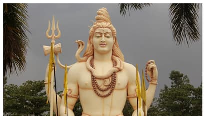 சிவனை வழிபட உகந்த கிழமை எது தெரியுமா? புராணங்கள் சொல்லும் உண்மை என்ன?