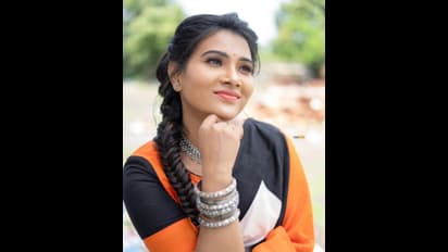 அதே ஹேர் ஸ்டைல்.. அதே புடவை.. கொஞ்ச நேரம் சமந்தாவாக மாறிய திவ்யா துரைசாமி - கூல் பிக்ஸ்!