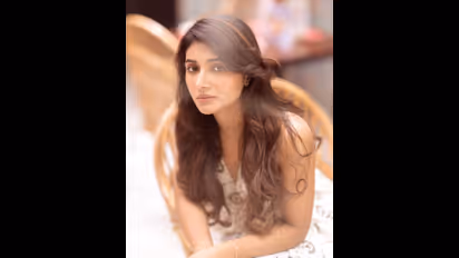 சிக்கென்ற மாடர்ன் உடை.. நச்சென்று போஸ் கொடுத்து அசத்திய மிர்னா மேனன் - கூல் கிளிக்ஸ்!