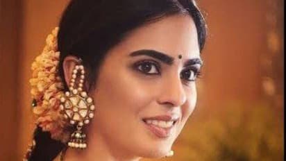 ഹാർപേഴ്സ് ബസാർ 'ഐക്കൺ ഓഫ് ദ ഇയർ' പുരസ്കാര നേട്ടം; പ്രിയപ്പെട്ട രണ്ട് പേര്ക്ക് സമര്പ്പിച്ച് ഇഷ അംബാനി