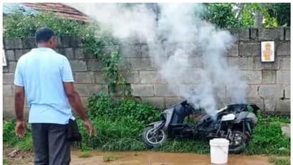 ಚಾರ್ಜ್ಗೆ ಹಾಕಿದ್ದ ಎಲೆಕ್ಟ್ರಿಕ್ ಬೈಕ್ ಗೆ ಬೆಂಕಿ, ಮನೆ ವಸ್ತುಗಳು ನಾಶ, ದೂರು ಕೊಡಲು ಶೋ ರೂಮ್ ಕೂಡ ಬಂದ್!