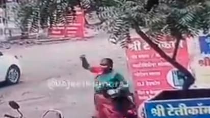 ಮಗನ ಮೇಲೆ ಮಚ್ಚಿನಿಂದ ದಾಳಿ ಮಾಡಿದ ರೌಡಿಗಳನ್ನು ಕಲ್ಲಿನಿಂದ ಓಡಿಸಿದ ತಾಯಿ, ವಿಡಿಯೋ ಸೆರೆ!