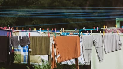 துணிகளை எத்தனை முறை வாஷ் பண்றீங்க? துவைக்காமலே அணியும் டிரஸ் தெரியுமா?