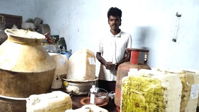 സുധിമോന്റെ വാടകവീട്ടിൽ സര്‍വ്വ സന്നാഹങ്ങളും; പാകമാക്കി ഓണം വിൽപനയ്ക്കും ഒരുങ്ങി, പിടിച്ചത് 33 ലിറ്റര്‍ ചാരായം 