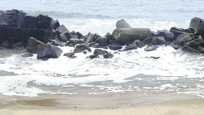 കാക്കാഴത്ത് കടൽക്ഷോഭം രൂക്ഷം, നിരവധി വീടുകൾ തകർച്ചാ ഭീഷണികൾ