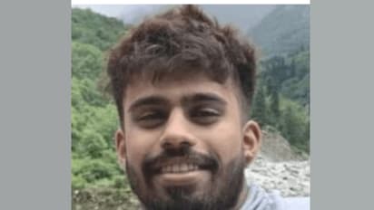 കാര് ഡിവൈഡറില് ഇടിച്ച് അപകടം; യുഎഇയിൽ മലയാളി യുവാവ് മരിച്ചു