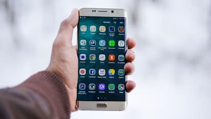 Holi 2025: মোবাইল ফোন আর গ্যাজেটে হোলির রং লেগে গেলে ঝটপট উঠে যাবে! জেনে নিন ম্যাজিকাল ট্রিক