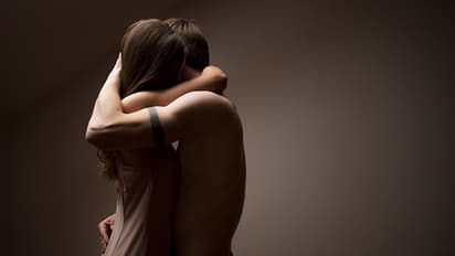 Kamasutra Guidance प्रणयात चावण्याचाही अतिव आनंद, वात्स्यायनाने सांगितले आहेत लव्ह बाईट्सचे प्रकार