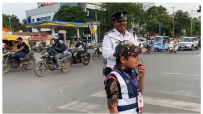 ഹെല്മറ്റ് ധരിച്ചതിന് നന്ദിയുണ്ട് ചേട്ടാ; സ്വന്തമായി എഴുതിയ പാട്ടുമായി ഗതാഗതം നിയന്ത്രിച്ച് 10 വയസ്സുകാരൻ