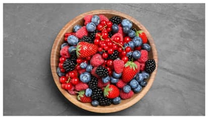 മുഖത്തെ ചുളിവുകൾ മാറാൻ ബെറിപ്പഴങ്ങൾ ; ഇങ്ങനെ ഉപയോ​ഗിച്ച് നോക്കൂ 