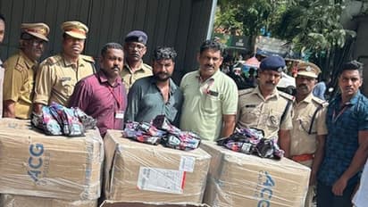 രഹസ്യ വിവരം കിട്ടി, കൊല്ലം റെയിൽവേ സ്റ്റേഷനിൽ മിന്നൽ പരിശോധന, പിടികൂടിയത് 300 കിലോ പാൻമസാല