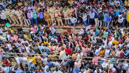 ನರ್ಸರಿ ಮಕ್ಕಳಿಗೆ ಲೈಂಗಿಕ ದೌರ್ಜನ್ಯ: ಥಾಣೆಯಲ್ಲಿ ಶಾಲಾ ಕಟ್ಟಡ ಧ್ವಂಸ, ರೈಲು ತಡೆ