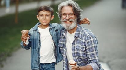 50 के बाद पिता बनना खतरे से नहीं खाली, बढ़ जाता है होने वाले बच्चे का Health Risk