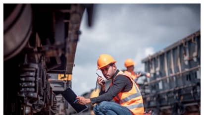 10ம் வகுப்பு பாஸ் போதும்: ரயில்வேயில் 32,000 பணியிடங்களை நிரப்பும் மெகா வேலை வாய்ப்பு - மிஸ் பண்ணாதீங்க