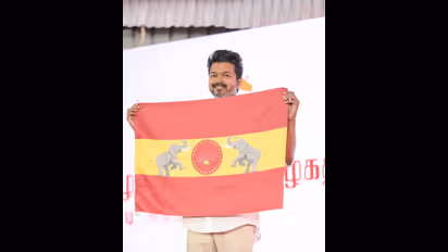 கொடி அறிமுகப்படுத்திய ஒரே நாளில் இத்தனையா? விஜய்யை விடாது கருப்பாய் துரத்தும் சர்ச்சைகள் ஒரு பார்வை 