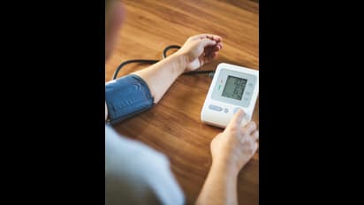 உயர் ரத்த அழுத்தத்தை குறைக்க உதவும் யோகா முத்திரைகள் இவை தான்!