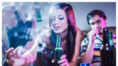 ಯುವತಿಯರು & ದಂಪತಿಗೆ ಫ್ರೀ ಅನ್‌ಲಿಮಿಟೆಡ್ ಎಣ್ಣೆಯ  ಆಫರ್ ಕೊಟ್ಟ ಬಾರ್