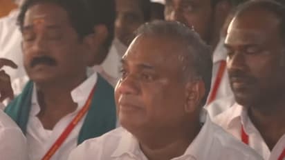 த.வெ.க கட்சி பாடலை கேட்டு கண் கலங்கி அழுத புஸ்ஸி ஆனந்த்! தேற்றிய தளபதி - போட்டோஸ்!