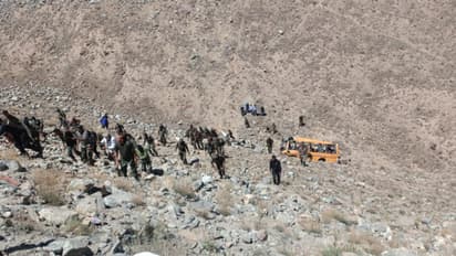 ലഡാക്കിൽ സ്വകാര്യ ബസ് മലയിടുക്കിലേക്ക് മറിഞ്ഞ് വൻ അപകടം; ആറു പേര്‍ മരിച്ചു, നിരവധി പേര്‍ക്ക് പരിക്ക്