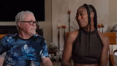 34 साल की प्रेमिका, 77 साल का प्रेमी! नेटिजन्स बोले- ये प्यार नहीं, लालच है