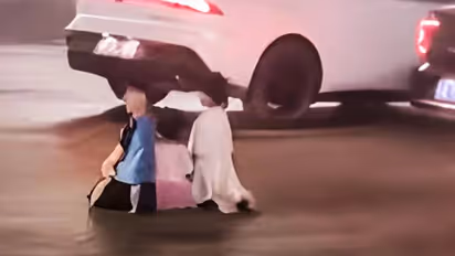 എന്തൊരു ക്രൂരത; മക്കളെ നടുറോഡിൽ മുട്ടുകുത്തിച്ചു നിർത്തി പിതാവ്, പിണങ്ങിപ്പോയ ഭാര്യയെ തിരികെ വരുത്താൻ