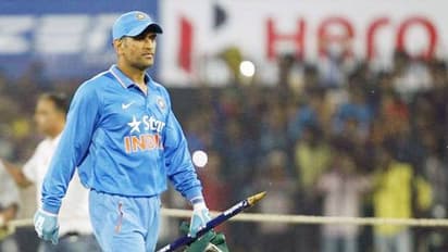 வெற்றிக்கு பிறகு ஸ்டெம்பை எடுத்து சென்ற தோனிக்கு கடிவாளம் போட்ட ஐசிசி: ஏன், என்ன காரணம் தெரியுமா?