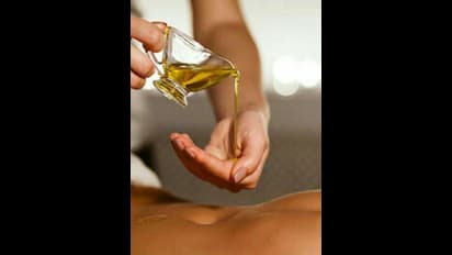 బొడ్డులో కొన్ని చుక్కల ఈ నూనె వేస్తే.. మీ ముఖం, స్కిన్ మెరిసిపోద్ది