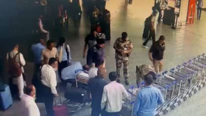 വിമാനത്താവളത്തിൽ കുഴഞ്ഞുവീണ് യാത്രക്കാരൻ, രക്ഷകനായി സിഐഎസ്എഫ് ജവാൻ