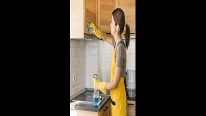 கிட்சன் அலமாரிகளில் உள்ள விடாப்படியான எண்ணெய் பிசுக்கை ஈஸியா சுத்தம் செய்ய உதவும் டிப்ஸ்!