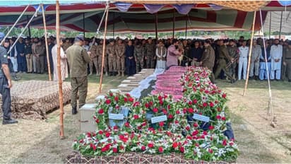 രാത്രിയിൽ പൊലീസ് വാഹനം വളഞ്ഞ് കവർച്ചാ സംഘത്തിന്റെ ആക്രമണം, പാകിസ്ഥാനിൽ 12 പൊലീസുകാർക്ക് ദാരുണാന്ത്യം