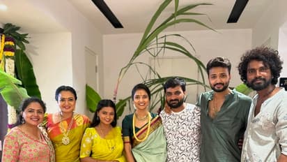 ವಿಜಯ್ ಸೂರ್ಯ ಮನೆಯಲ್ಲಿ ಲಕ್ಷ್ಮೀ ಪೂಜೆ...ತುಂಬು ಗರ್ಭಿಣಿ  ನೇಹಾ ಗೌಡ ಸೇರಿ ಕಿರುತೆರೆ ತಾರೆಯರು ಭಾಗಿ