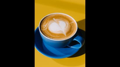 காபி Vs டீ: காலை எழுந்த உடன் காபி குடிப்பது நல்லதா? டீ குடிப்பது நல்லதா?