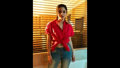 நான் ஏன் இப்படிப்பட்டவர் கூட டேட்டிங் பண்ணனும்? திவ்ய பாரதியின் பளார் பதிலடி!