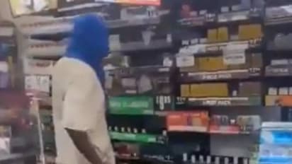 'ഇനിയൊരിക്കലും ഈ കള്ളൻ ഒരു ഇന്ത്യൻ കടയിൽ കയറില്ലെ'ന്ന് കമന്റ്, വടിയെടുത്ത് അടിയോടടി, വീഡിയോ