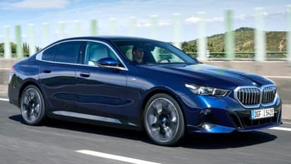 டைம் மெஷினுக்கே சவால் விடும் அம்சங்கள்.. அசத்தும் பிஎம்டபிள்யூ எலக்ட்ரிக் கார்கள்!