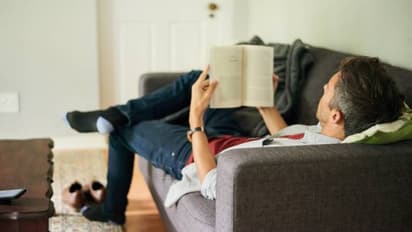 മോഷ്ടിക്കാൻ കയറി, പുസ്തകം വായിച്ചിരുന്നുപോയ കള്ളൻ പിടിയിൽ, പുസ്തകത്തിന്റെ കോപ്പി നൽകുമെന്ന് എഴുത്തുകാരനും