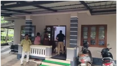 കിണറിന്റെ തൂൺ വഴി കള്ളൻ രണ്ടാംനിലയിൽ കയറി; വീട്ടുകാർ പുറത്തുപോയി തിരികെ വന്നപ്പോഴേക്കും സ്വർണവും പണവും കവർന്നു