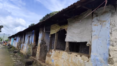 ഇടിഞ്ഞു വീഴാറായ ലയങ്ങളിൽ ആയിരക്കണക്കിന് തോട്ടം തൊഴിലാളികളുടെ ദുരിത ജീവിതം; നടപടിയില്ല